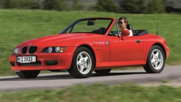 "BMW, пъргав, с пет предавки и радар. Система за самоунищожение и всички класически усъвършенствания." Така Q, офицерът от Mi6, който поверява на Джеймс Бонд всяка джаджа, представя новия Z3 на известния таен агент. Това е първата кола в службата на Негово Величество, плаваща под германския флаг. Заедно с кратката, но зрелищна сцена, в която Пиърс Броснан придружава Изабела Скорупко е достатъчно, за да даде тласък на продажбите на първото двуместно открито чудо на баварската марка. 

Тя взима чара и формите на неговия "невъзможен" предшественик, 507 , запазен за звезди от калибъра на Елвис Пресли. Сглобяван в Съединените щати в завода в Спартанбърг от 1995 година (абсолютна новост за времето),  той първоначално се предлагаше с  четири двигателя: базовият 1.8 със 115 к.с., 1.9 със 140 к.с., 2.8 6-цилиндров със 192 коня и спортния M вариант с 321 к.с.

С рестайлинга от 1999 г., в допълнение към естетическите усъвършенствания, моторите стават шест: започвайки от 1.9 със 118 к.с., винаги достигайки върха на гамата M до 325 к.с. Сред другите дебютират 2.0 6-цилиндров двигател със 150 к.с. и 3.0 с 231 к.с. 

До 2002 година са произведени 297 087 екземпляра , по-голямата част в конфигурация Roadster (скъпият аналог на Coupé винаги е оставал "нишов" модел). 
